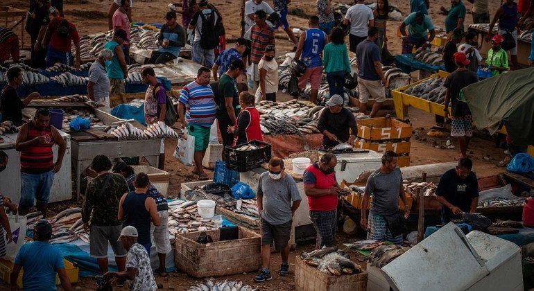 Movimento intenso em um mercado informal de peixes às margens do Rio Negro, em Manaus, em setembro de 2020