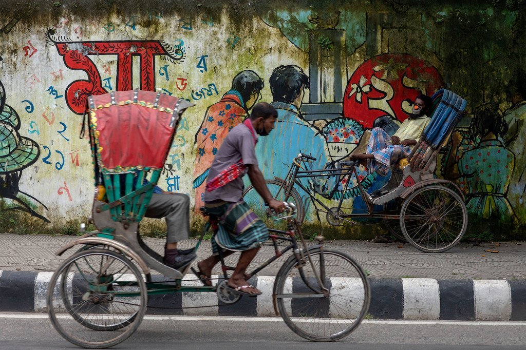 孟加拉国首都达卡，人力车夫在疫情和炎热天气下辛苦劳作。