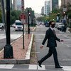 Un homme traverse la New York Avenue en pleine heure de pointe à Washington DC, le 3 septembre 2020.