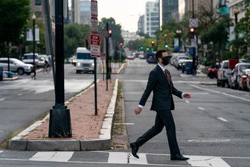 Un homme traverse la New York Avenue en pleine heure de pointe à Washington DC, le 3 septembre 2020.