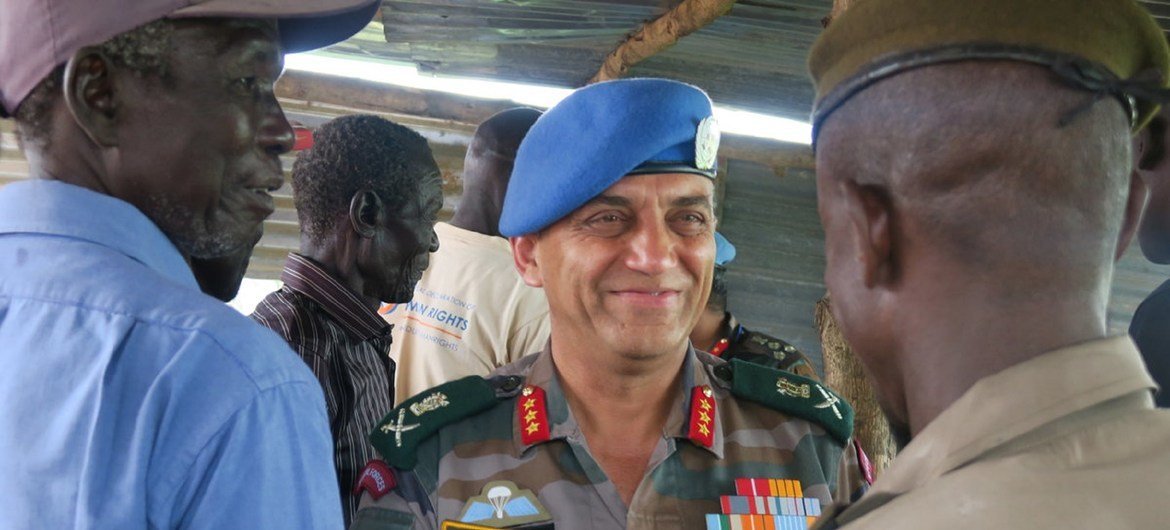 भारतीय फ़ोर्स कमाण्डर लैफ़्टिनेण्ट जनरल शैलेश तिनईकर, दक्षिण सूडान में एक इलाक़े का दौरा करते हुए.