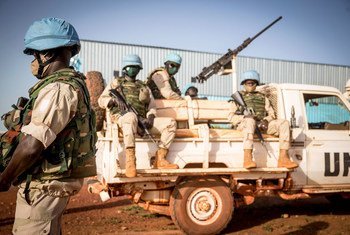 حفظة سلام تابعون لبعثة الأمم المتحدة في مالي يقومون بأعمال الدورية لتعزيز الأمن وحماية المدنيين.