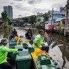 थाईलैण्ड की राजधानी बैन्कॉक में सफ़ाई कर्मचारी नहर से प्लास्टिक कचरा एकत्र कर रहे हैं. 