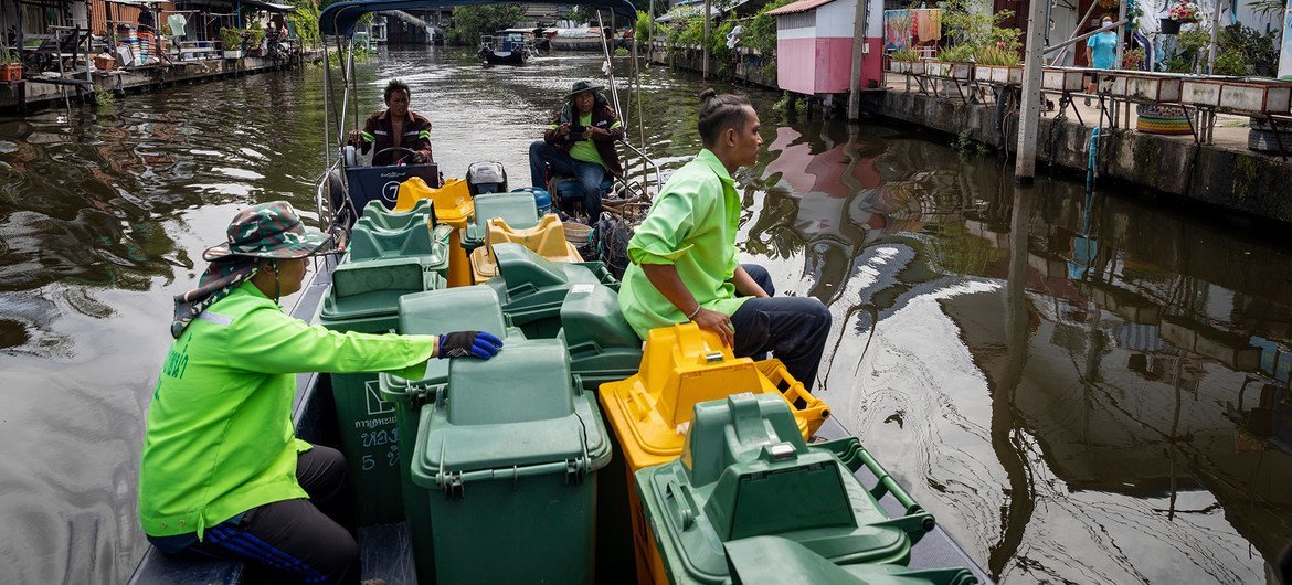 Trabalhadores de saneamento coletam resíduos de plástico dos canais de Bangkok, capital da Tailândia