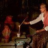 一位比丘尼在柬埔寨吴哥窟的一处遗迹内诵经祷告。