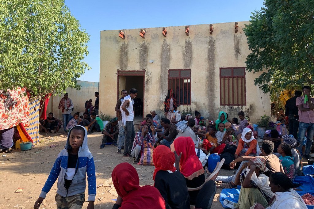 Kundi la watu waliokimbia machafuko Tigray Kaskazini mwa Ethiopia wakisubiri katika kituo cha mapokezi cha mpakani na Sudan