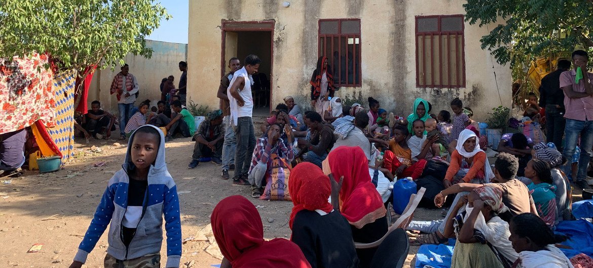 Un groupe de personnes ayant fui les affrontements en cours dans la région du Tigré, au nord de l'Éthiopie, attend dans un centre de transit pour entrer au Soudan.