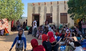 Un groupe de personnes ayant fui les affrontements en cours dans la région du Tigré, au nord de l'Éthiopie, attend dans un centre de transit pour entrer au Soudan.