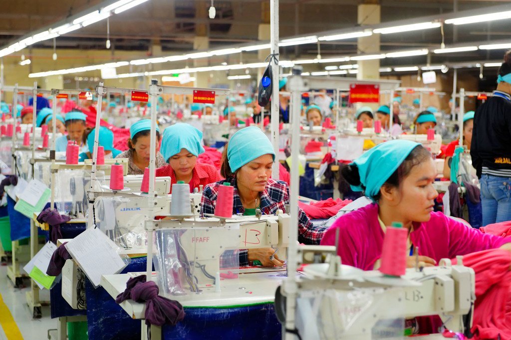 L'atelier de production d'une usine d'exportation de vêtements au Cambodge.