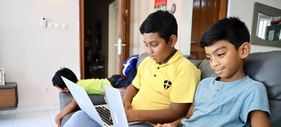Niños que usan computadoras