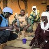 माली में संयुक्त राष्ट्र के शान्तिरक्षा और स्थिरता मिशन के शान्तिरक्षक, पूर्वोत्तर इलाक़े में ग्रामीणों के साथ बातचीत करते हए.
