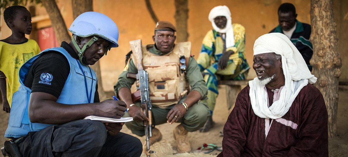جنود حفظ السلام التابعين لبعثة الأمم المتحدة المتكاملة المتعددة الأبعاد لتحقيق الاستقرار في مالي (مينوسما) يتحدثون إلى القرويين حول الصعوبات التي يواجهونها في غاو ، شمال شرق مالي.