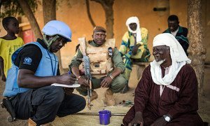 在马里东北部的加奥地区，联合国马里稳定团的维和人员与村民交谈，了解他们面临的困难。