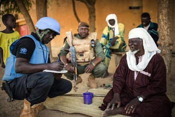 جنود حفظ السلام التابعين لبعثة الأمم المتحدة المتكاملة المتعددة الأبعاد لتحقيق الاستقرار في مالي (مينوسما) يتحدثون إلى القرويين حول الصعوبات التي يواجهونها في غاو ، شمال شرق مالي.
