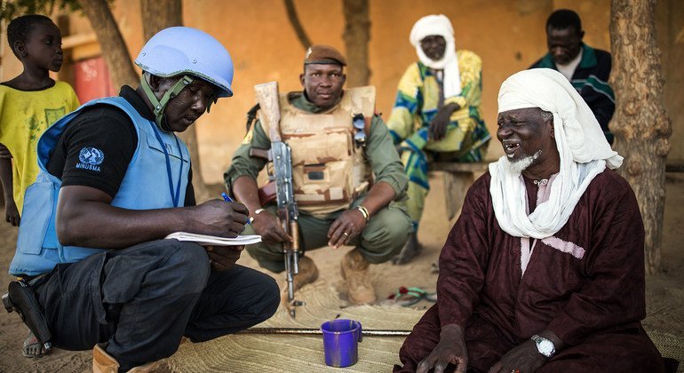 在马里东北部的加奥地区，联合国马里稳定团的维和人员与村民交谈，了解他们面临的困难。