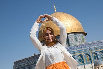 فتاة فلسطينية تغادر الضفة الغربية لأول مرة في حياتها، تزور قبة الصخرة في القدس.