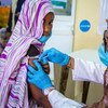 فتاة في الرابعة عشرة من عمرها هي واحدة من أوائل الفتيات اللواتي يتم تطعيمهن ضد فيروس الورم الحليمي البشري (HPV) في موريتانيا.