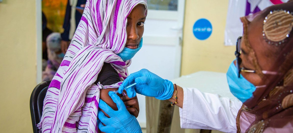 Une adolescente âgée de 14 ans est vaccinée contre le papillomavirus humain (PVH) en Mauritanie.