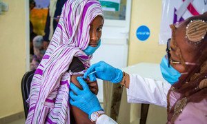 Une adolescente âgée de 14 ans est vaccinée contre le papillomavirus humain (PVH) en Mauritanie.