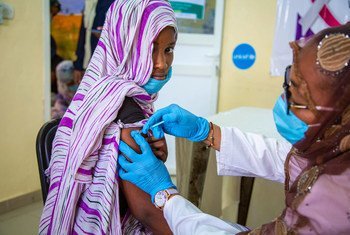 Una niña de catorce años es una de las primeras en ser vacunadas contra el virus del papiloma humano (VPH) en Mauritania.
