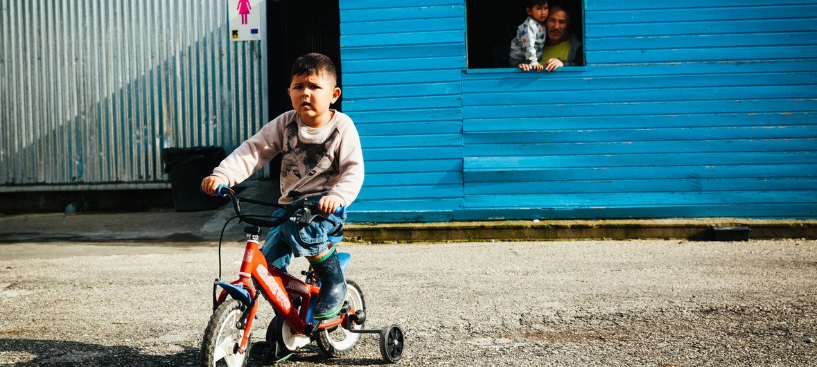 ग्रीस के लेस्बोस द्वीप पर शरणार्थी शिविर में एक बच्चा. 