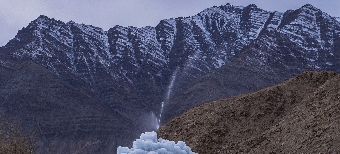 भारत के लद्दाख़ हिमालय क्षेत्र में गर्मियों के दौरान पानी की कमी से निपटने के लिए कृत्रिम हिमनद (ग्लेशियर). ये परियोजना सोनम वांगचुक के विचार पर आधारित थी. 