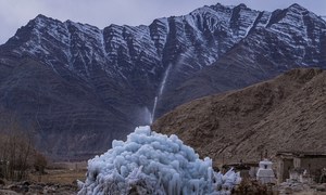 Un glaciar artificial para ayudar a solucionar la crisis del agua en la región del Himalaya, India.