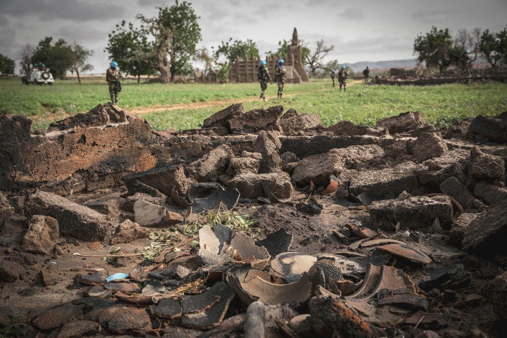Des Casques bleus sénégalais lors d'une opération militaire dans la région de Mopti, dans le centre du Mali. Au moins 14 civils ont été tués suite à une attaque dirigée contre le village de Sinda, situé dans cette région