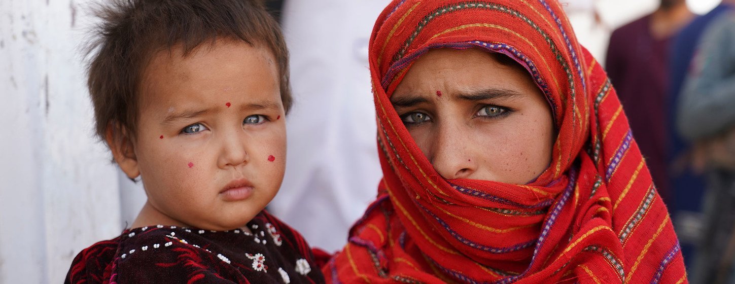 Une fillette de 12 ans de la province de Badghis tient sa petite sœur dans ses bras.