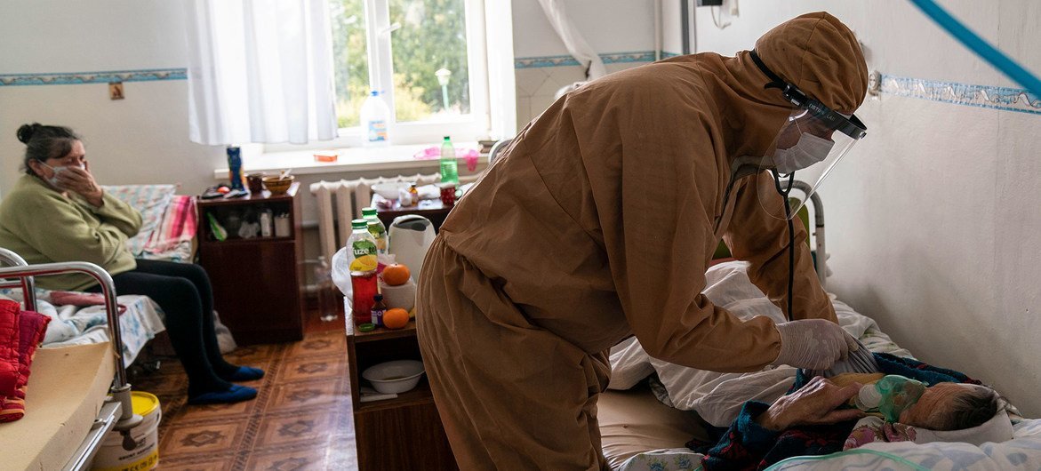  Un médecin s'occupe d'une personne  âgée en Ukraine.