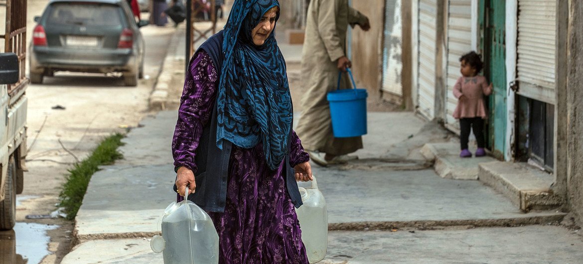 Женщина в Сирии получила от ЮНИСЕФ чистую питьевую воду 
