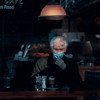 Un hombre lleva una mascarilla y guantes en un café de Glasgow, Escocia. 
