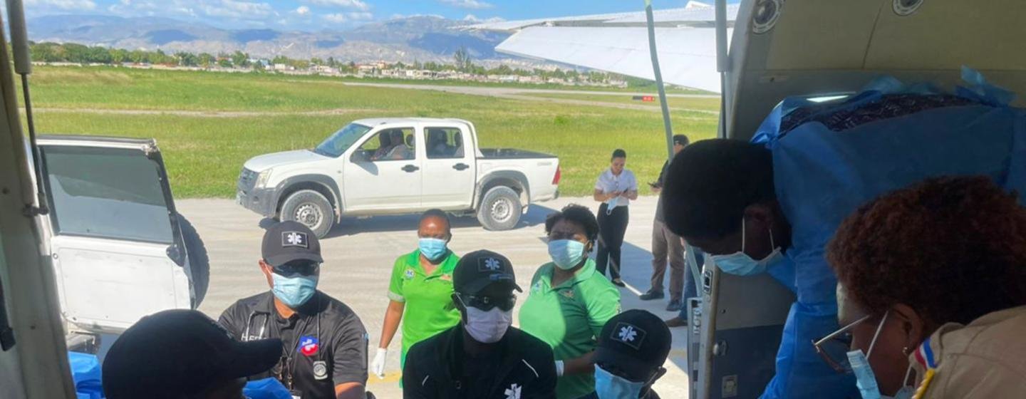 Un patient est transporté dans un avion de l'UNHAS pour être évacué vers un hôpital.
