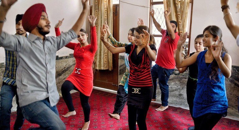 युवा अफ़गान सिख दिल्ली के एक सामुदायिक केंद्र में नृत्य का आनंद ले रहे हैं. 