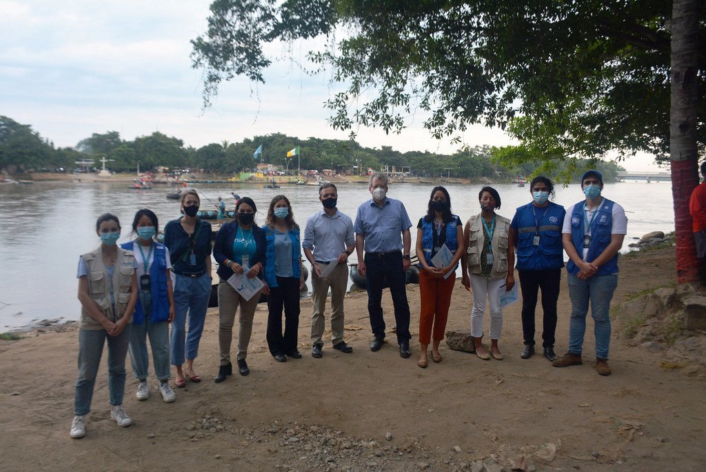 Empleados de las agencias de la ONU que trabajan en Tapachula posando juntos en el río Suchiate, en la frontera de México con Guatemala, en Chiapas, en noviembre de 2021.