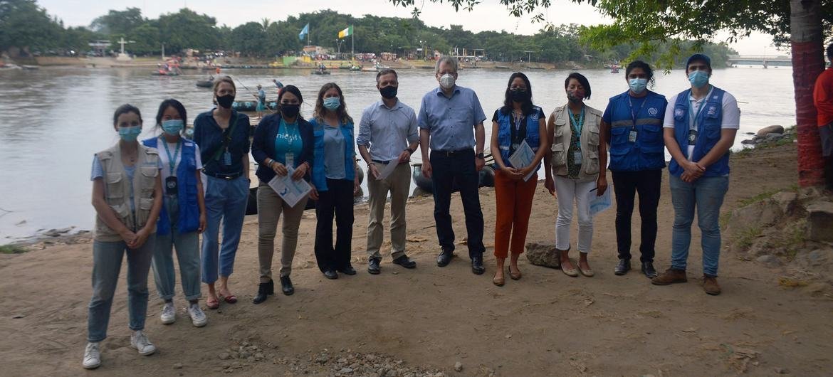 Empleados de las agencias de la ONU que trabajan en Tapachula posando juntos en el río Suchiate, en la frontera de México con Guatemala, en Chiapas, en noviembre de 2021.