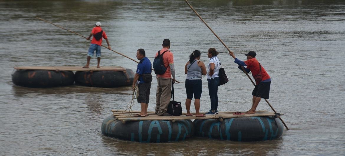 移民渡过一条位于危地马拉和墨西哥之间的边界河。