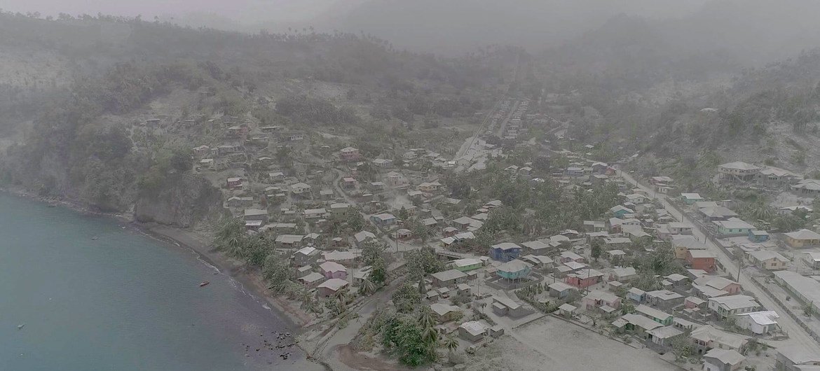 В результате извержения вулкана целые деревни в Сент-Винсенте и Гренадинах покрыты пеплом.