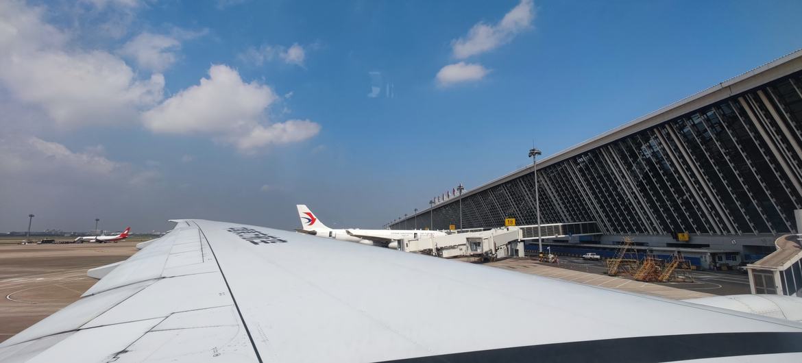 上海浦东国际机场停机坪上的中国东方航空公司班机。