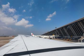 上海浦东国际机场停机坪上的中国东方航空公司班机。