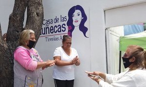 Mujeres trans entregan comida gratuita de lunes a viernes para mostrar su solidaridad con las personas de escasos recursos. 