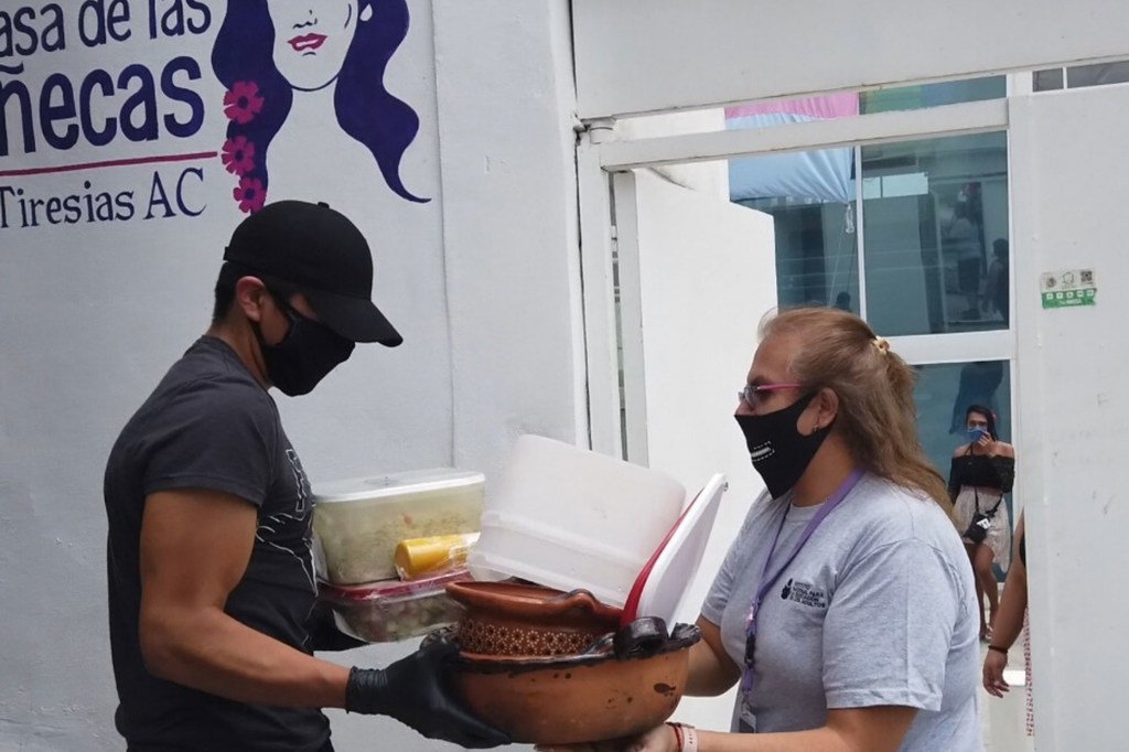 Mujeres trans entregan comida gratuita de lunes a viernes para mostrar su solidaridad con las personas de escasos recursos. 