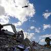 جنود حفظ السلام التابعين للأمم المتحدة يأخذون استراحة أثناء العمل بين أنقاض مقر بعثة الأمم المتحدة في هايتي في بور أو برنس، في أعقاب الزلزال المدمر في يناير 2010.