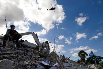 جنود حفظ السلام التابعين للأمم المتحدة يأخذون استراحة أثناء العمل بين أنقاض مقر بعثة الأمم المتحدة في هايتي في بور أو برنس، في أعقاب الزلزال المدمر في يناير 2010.