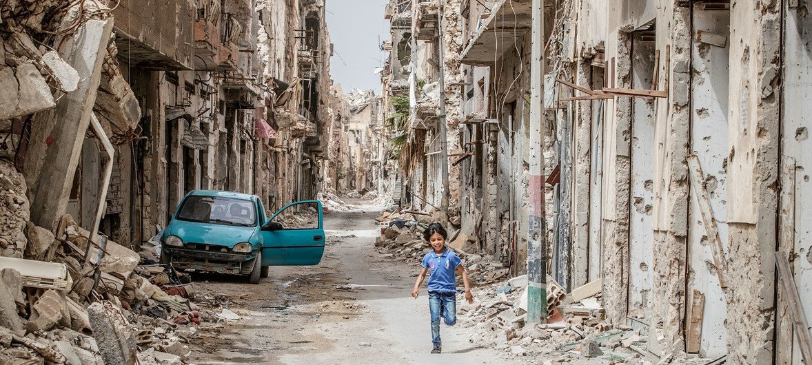 Un enfant traverse les débris et les destructions du centre-ville de Benghazi, en Libye.
