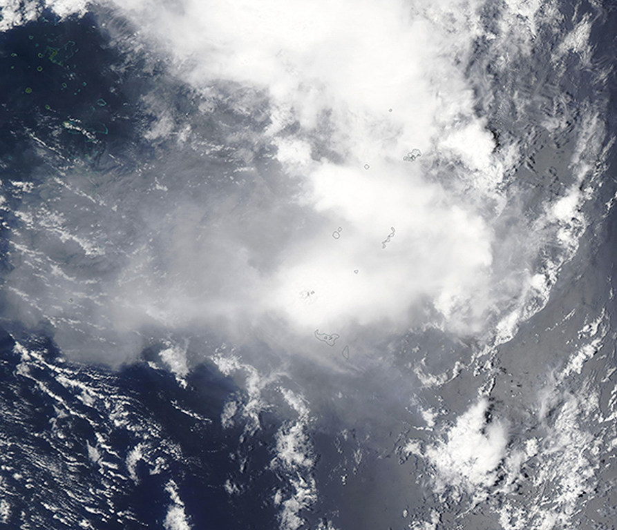 Gas, vapor de agua y ceniza del volcán Hunga Tonga-Hunga Ha'pai el 13 de enero, antes de una erupción.