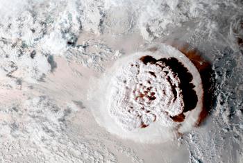 ثوران بركاني في تونغا، في 15 كانون الثاني/يناير 2022.
