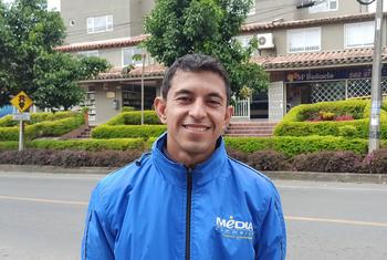 Camilo Andrey con su chaqueta de trabajo en Rionegro (Colombia).