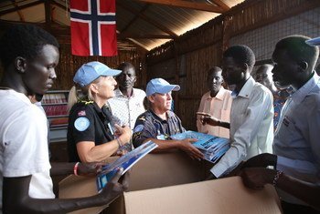 Polícia da Unmiss, Sudão do Sul, doando livros para biblioteca