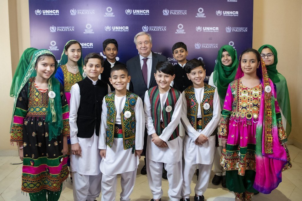 الأمين العام يتوسط أطفالا لاجئين أفغان، خلال فعاليات المؤتمر الدولي حول 40 عاما على استضافة اللاجئين الأفغان في باكستان. الأطفال هم جزء من فرقة موسيقية مكونة من أطفال لاجئين أفغان وآخرين من باكستان.